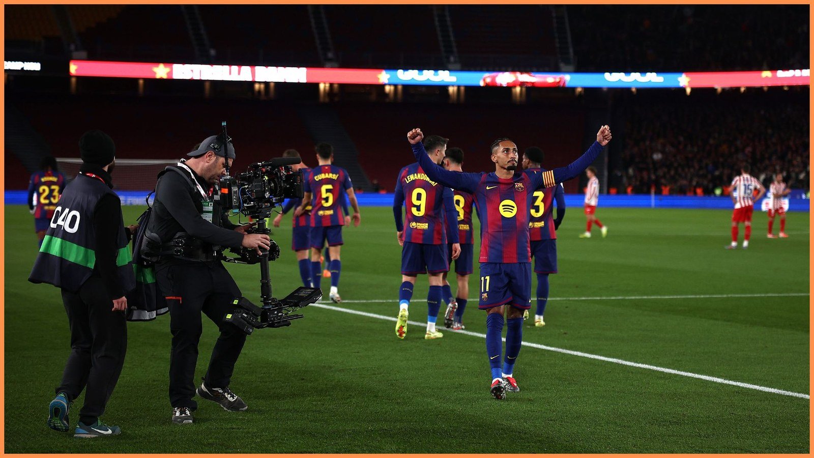 برشلونة يقلب الطاولة على أتلتيكو مدريد بثلاثية رافينيا ويواصل مشواره المثالي في الليجا