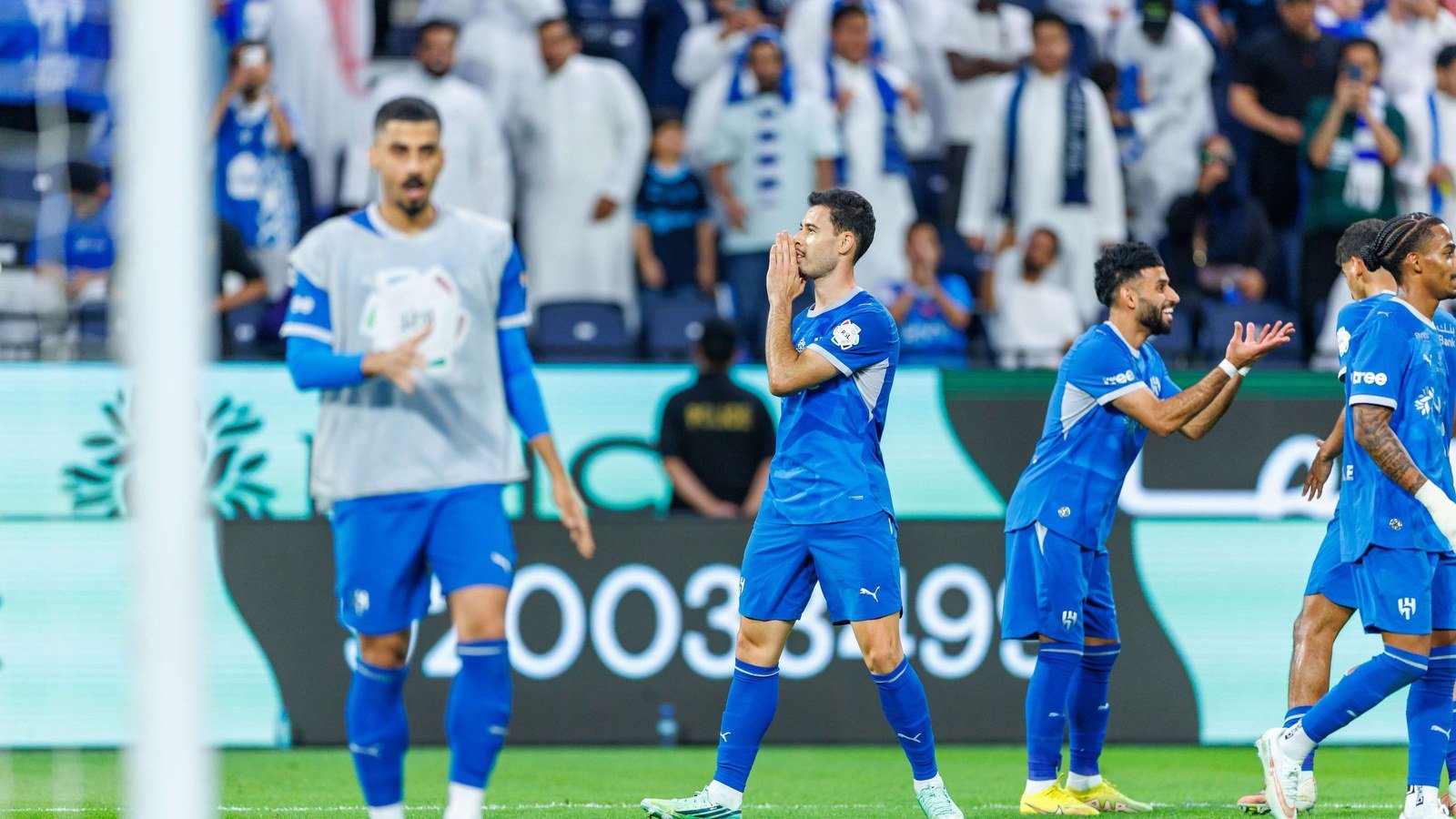 الهلال يخطف فوزاً مثيراً من القادسية بثلاثية مقابل ثنائية ويواصل التصدر في دوري روشن